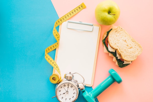 Foto gratuita composición de perder peso con comida sana