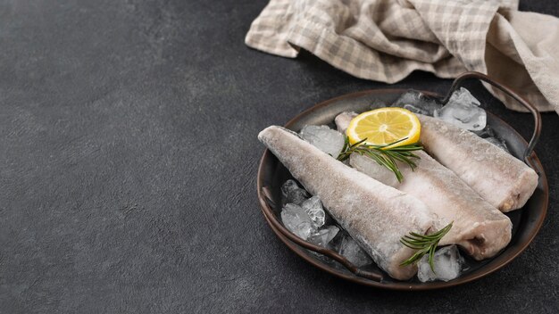 Composición con pescado congelado en la mesa.