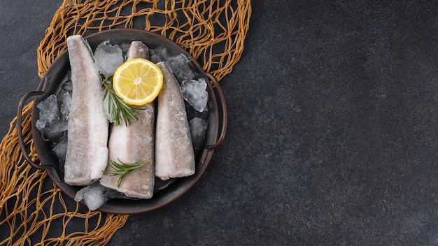 Composición con pescado congelado en la mesa.