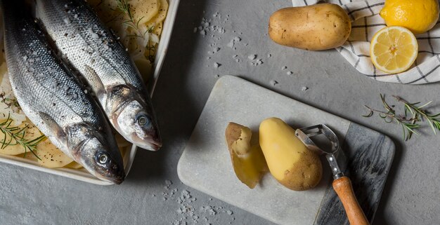 Foto gratuita composición de pescado crudo para cocinar