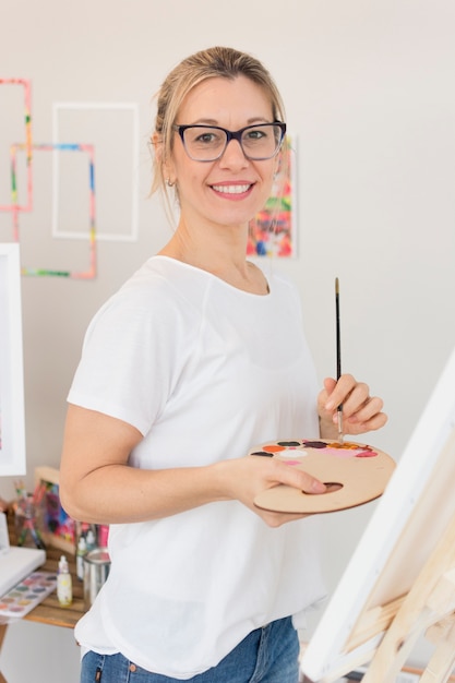 Composición de pintura con modelo femenino