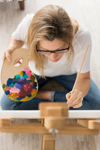 Composición de pintura con modelo femenino