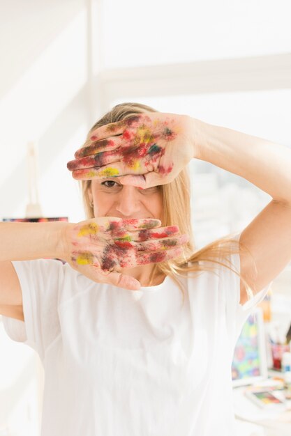 Composición de pintura con modelo femenino