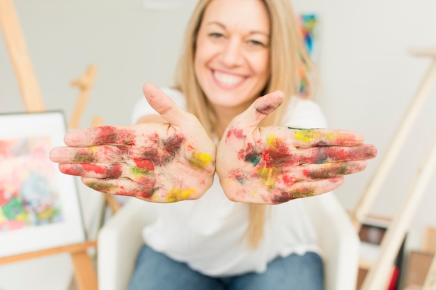 Composición de pintura con modelo femenino