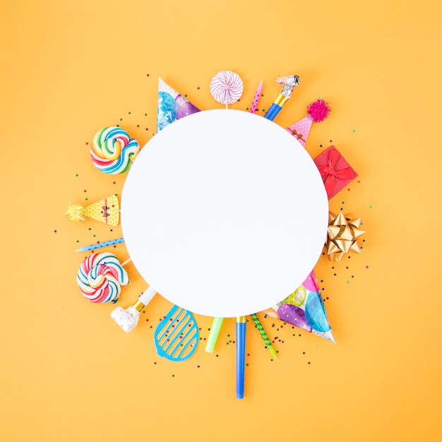 Composición plana de diferentes objetos de cumpleaños en círculo