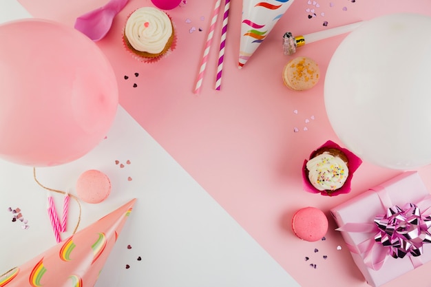 Composición plana de elementos de cumpleaños con espacio de copia