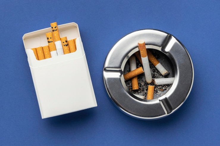 Foto gratuito composición plana de elementos del día sin tabaco