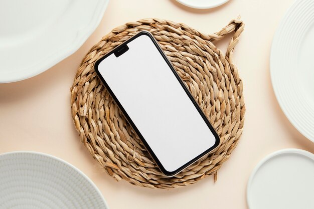 Composición plana de hermosa vajilla con smartphone vacío
