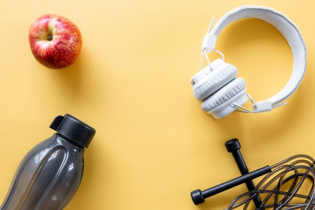 Composición plana laica con equipamiento deportivo sobre fondo amarillo