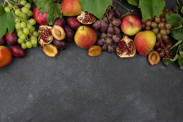 Composición plana laicos de deliciosas frutas de otoño con espacio de copia