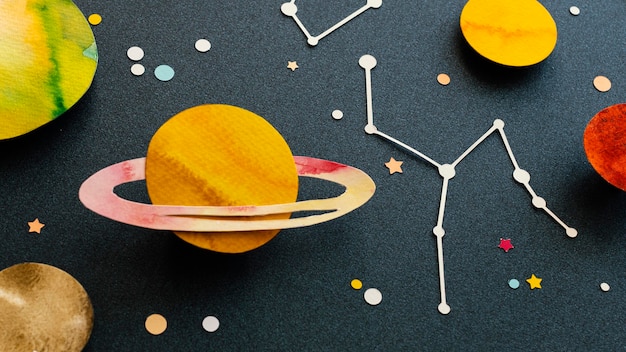 Composición plana de planetas de papel creativos.