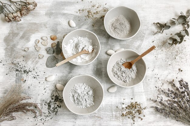 Composición plana con la preparación de una mascarilla facial de arcilla, ingredientes naturales en cosmetología.