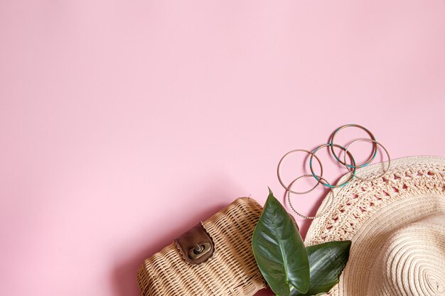 Composición plana de verano con accesorios femeninos en el espacio de copia de fondo rosa.