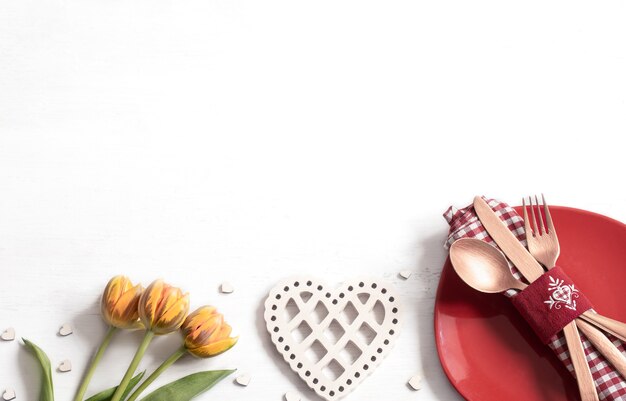 Composición con plato y cubiertos para una cena romántica por San Valentín. Concepto de citas.