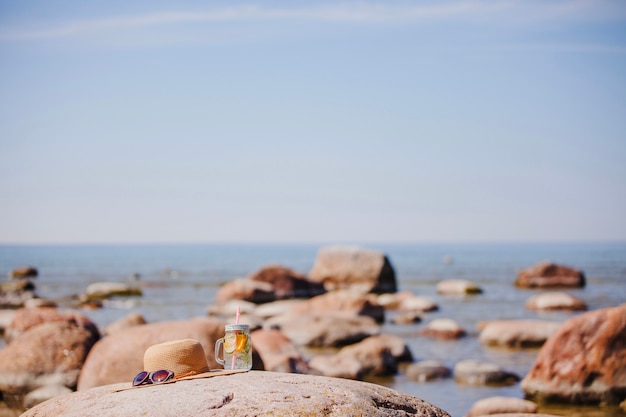 Composición de playa con sombrero y gafas de sol