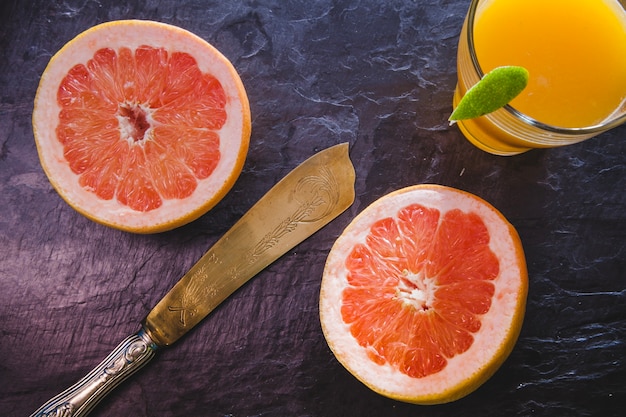 Composición de pomelos y zumo de naranja