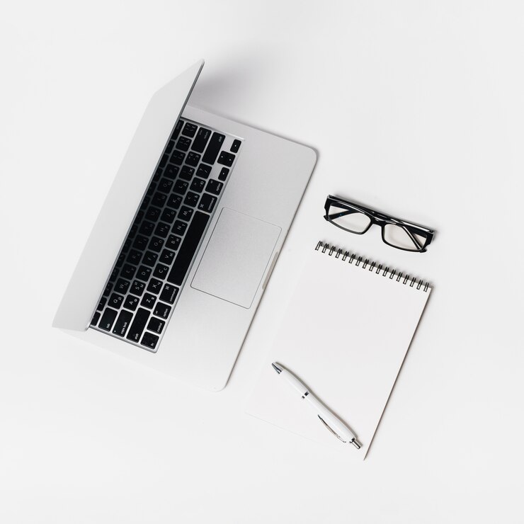 Foto gratuito composición con portátil y libreta