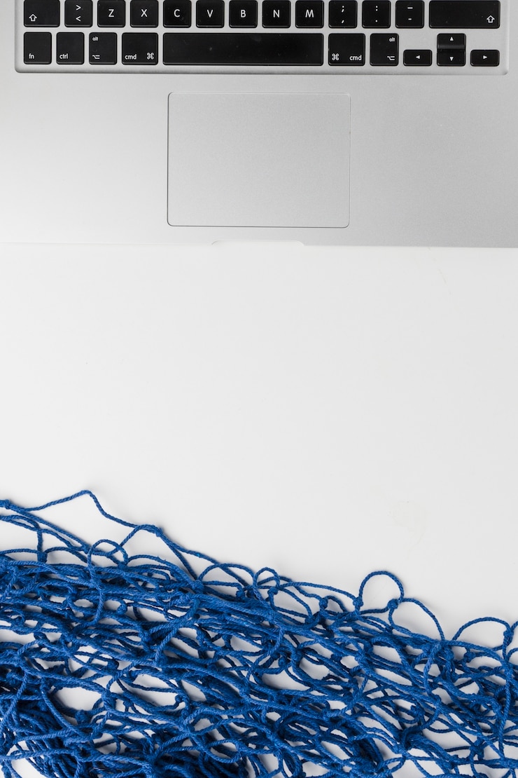 Foto gratuito composición del portátil y mallas azules.
