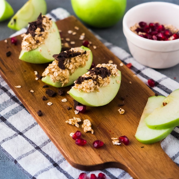 Composición de postre sano con manzanas