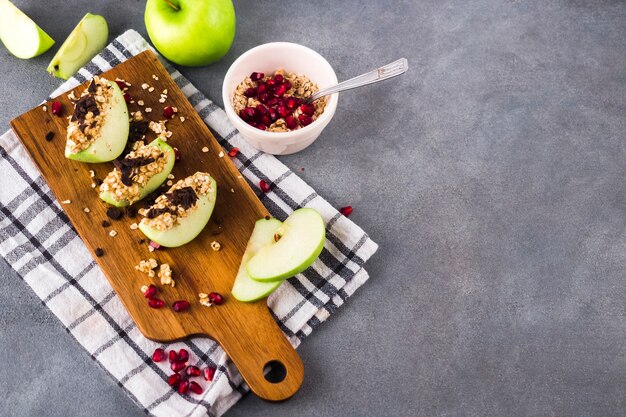 Composición de postre sano con manzanas