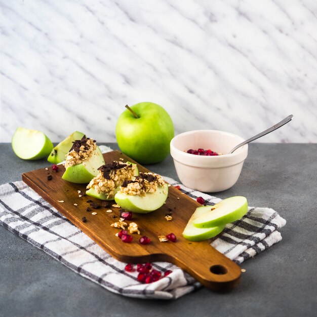 Composición de postre sano con manzanas