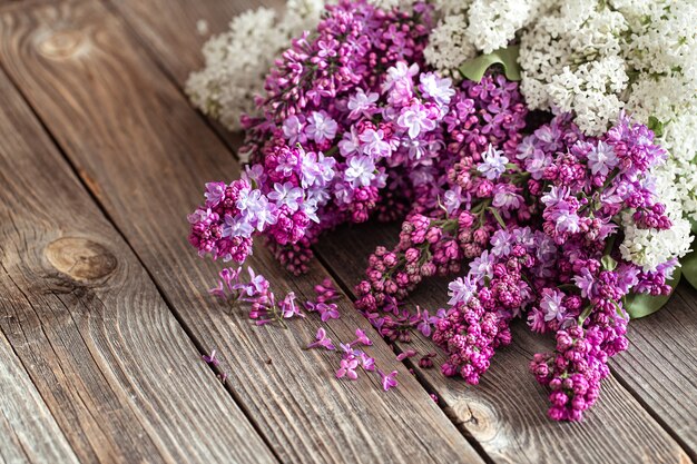 Composición de primavera con flores lilas. Día de la madre y de la mujer Entrega de flores. Fondo floral.