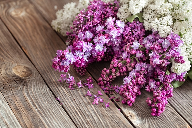 Composición de primavera con flores lilas. Día de la madre y de la mujer Entrega de flores. Fondo floral.