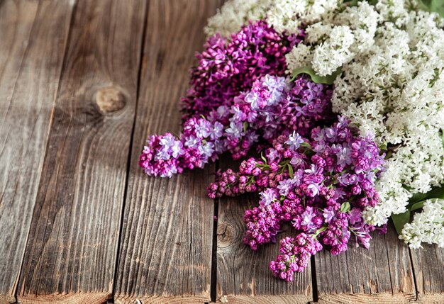 Composición de primavera con flores lilas. Día de la madre y de la mujer Entrega de flores. Fondo floral.