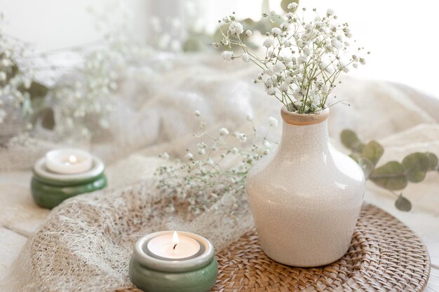 Composición primaveral con flores de gypsophila y velas.