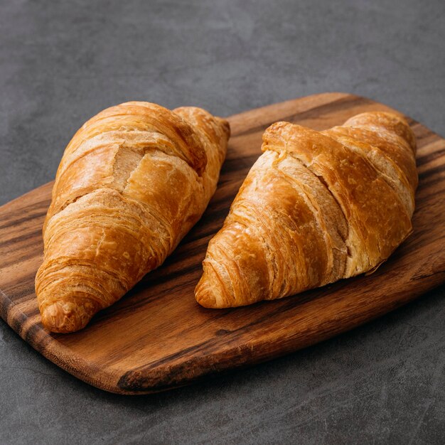 Composición de primer plano de sabrosos croissants