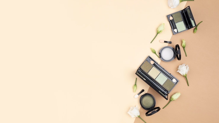 Foto gratuito composición de productos de belleza con espacio de copia.