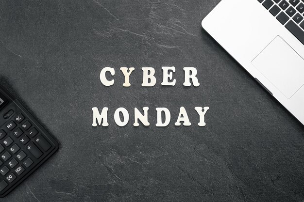 Composición de promoción plana creativa texto de cyber monday sobre un fondo negro
