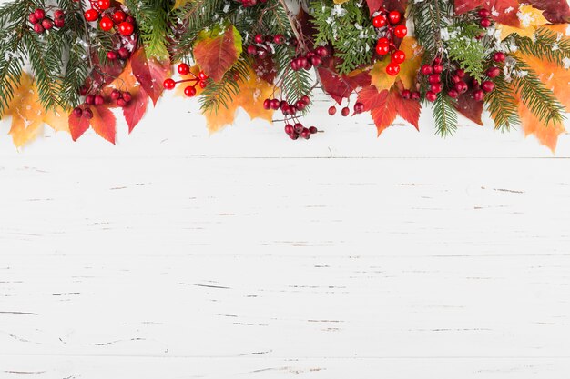 Composición de ramas de abeto y follaje con nieve decorativa.