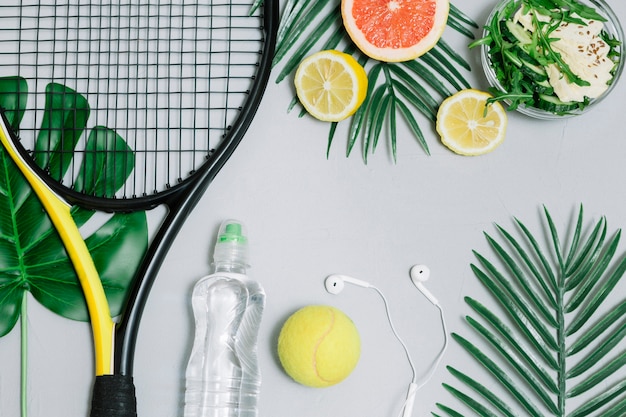 Composición de la raqueta de tenis y comida sana