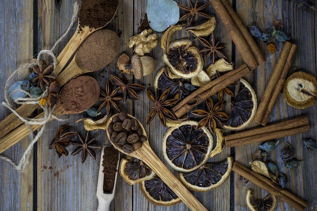 Composición de rodajas de cítricos secos, canela en rama y granos de café.