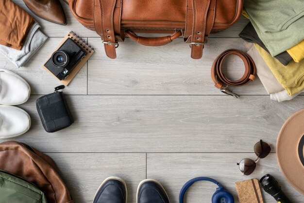 Composición de ropa y accesorios en una maleta.