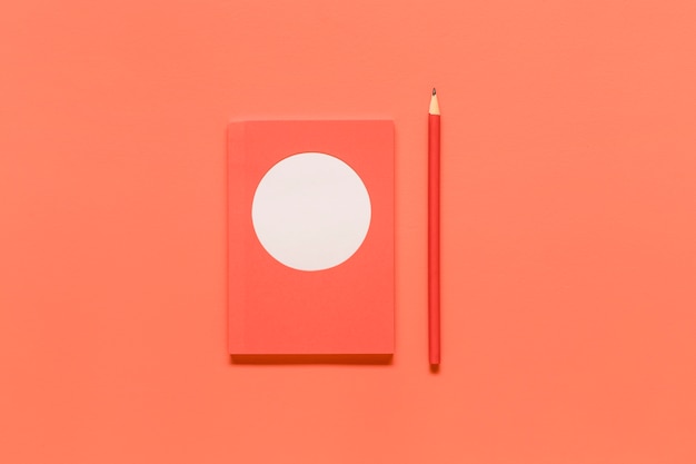 Foto gratuita composición rosa con herramientas de oficina en superficie coloreada.