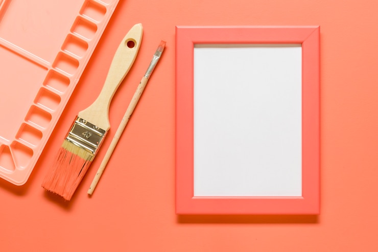 Foto gratuito composición rosa con marco en blanco y herramientas de dibujo en superficie coloreada