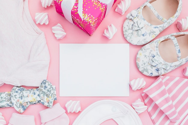 Composición rosada de la ropa recién nacida