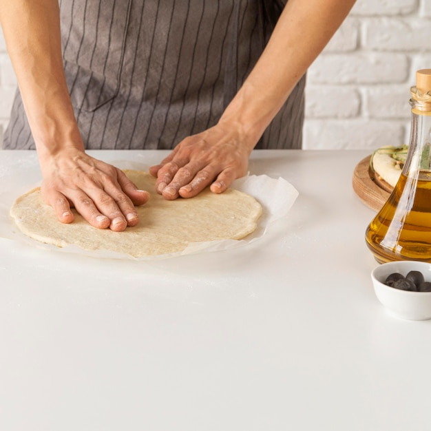 Foto gratuita composición de la sabrosa masa de pizza