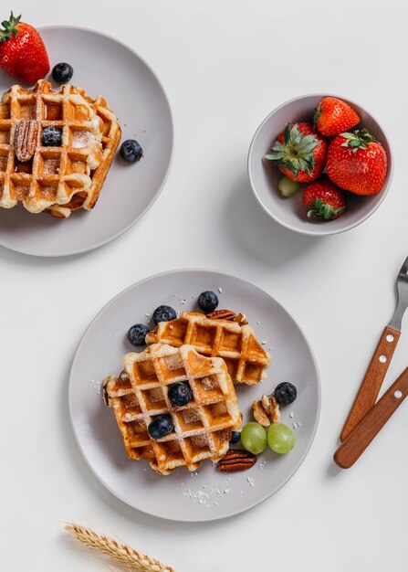 Composición de sabrosos gofres de desayuno