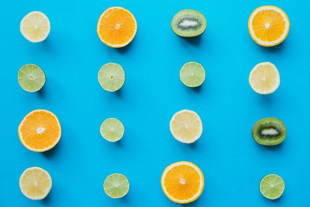 Composición saludable con frutas cortadas por la mitad