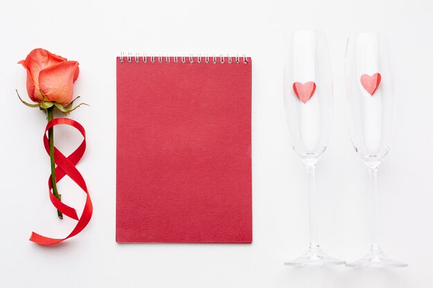Composición de San Valentín con bloc de notas rojo vacío