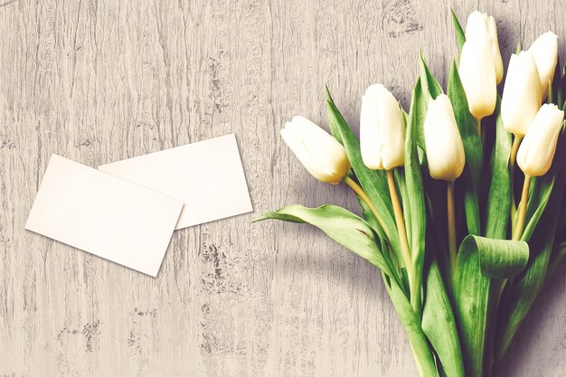Composición de San Valentín con flores de tulipán y tarjetas de felicitación.