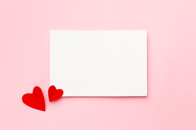 Composición de San Valentín con tarjeta vacía
