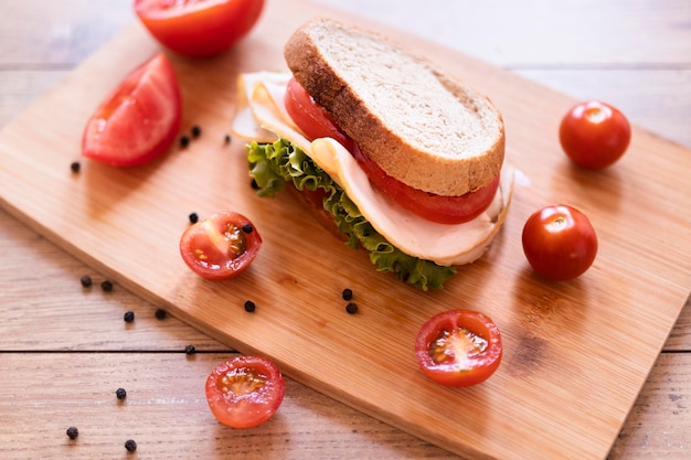 Composición de sándwiches frescos de alto ángulo sobre fondo de madera