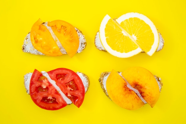 Composición de sándwiches con frutas y verduras.