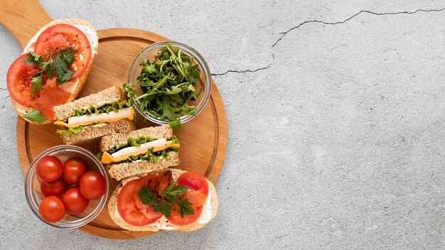 Composición de sándwiches saludables en posición plana con espacio de copia