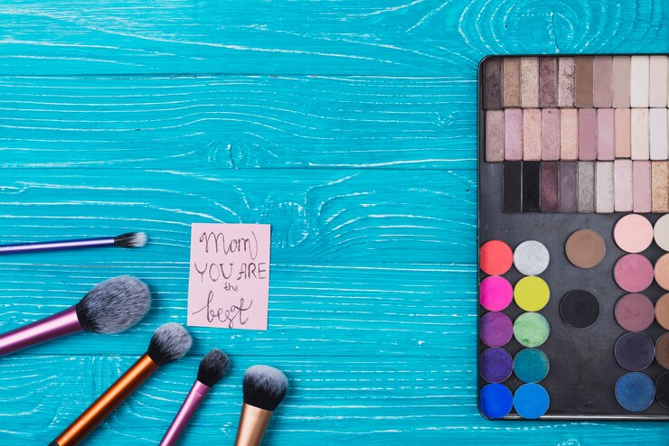 Foto gratuito composición con set de maquillaje y nota para el día de la madre