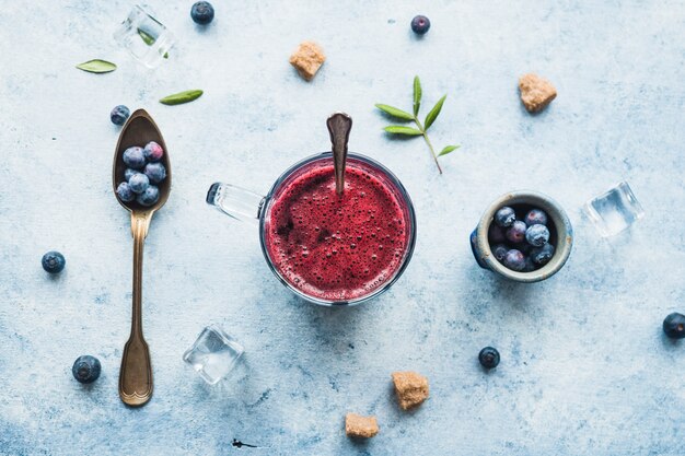 Foto gratuita composición de smoothie delicioso de arándano